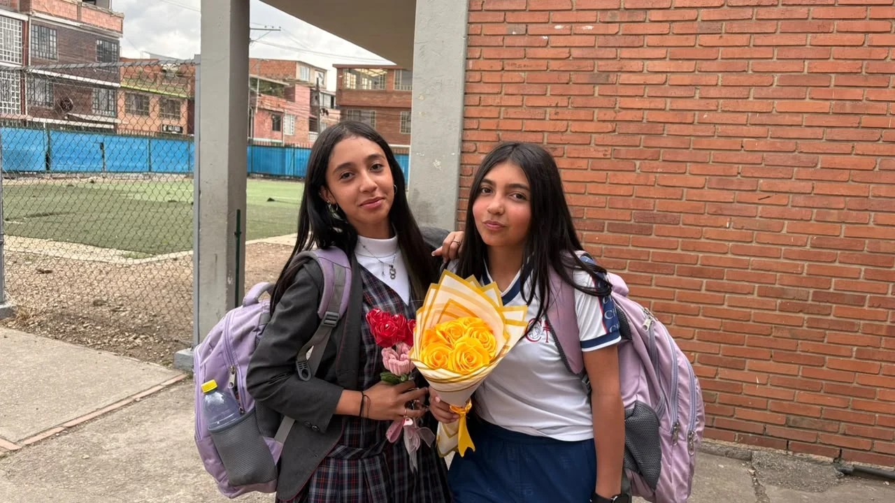 Niñas con flores amarillas x2