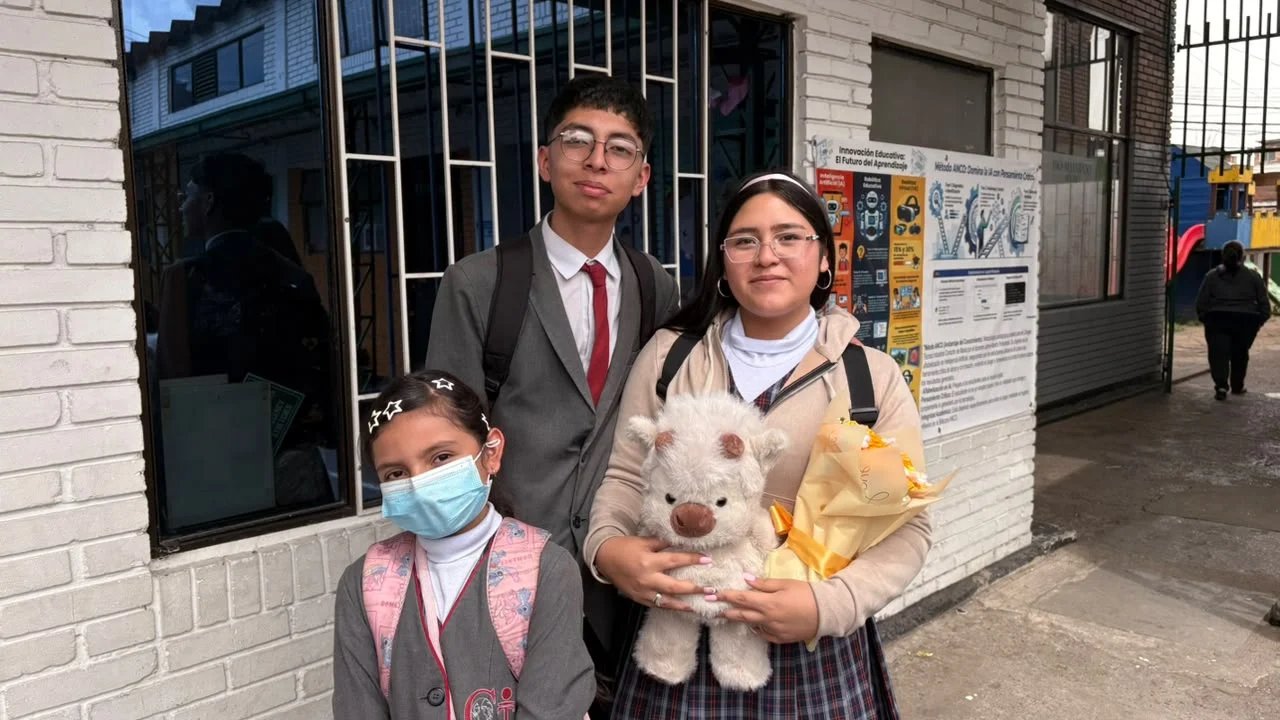 Jóvenes de décimo con unas flores amarillas