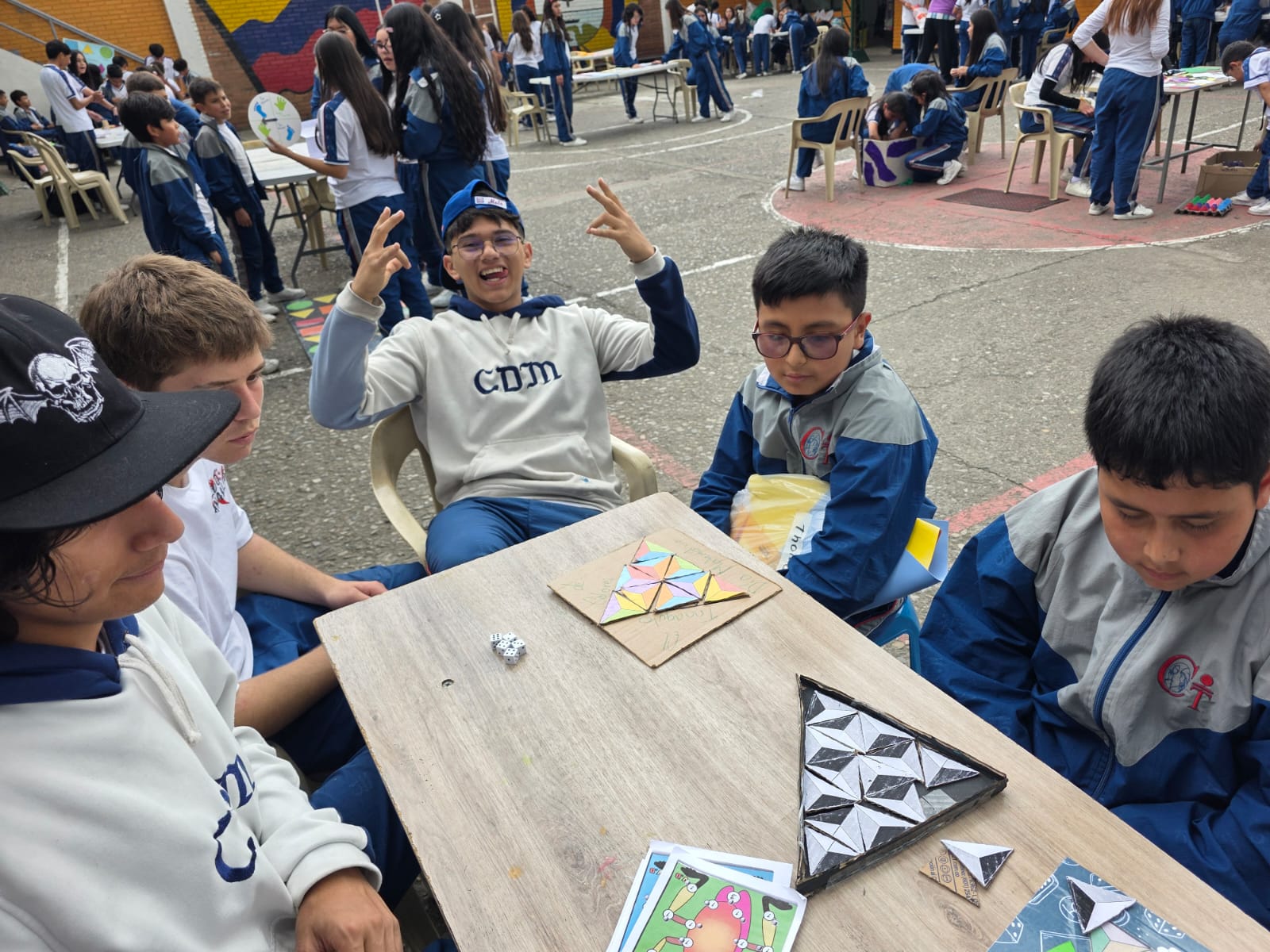 un grupo de estudiantes muy feliz 