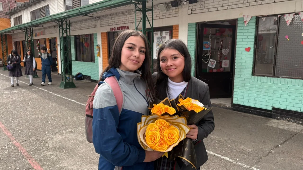 Niñas con flores amarillas