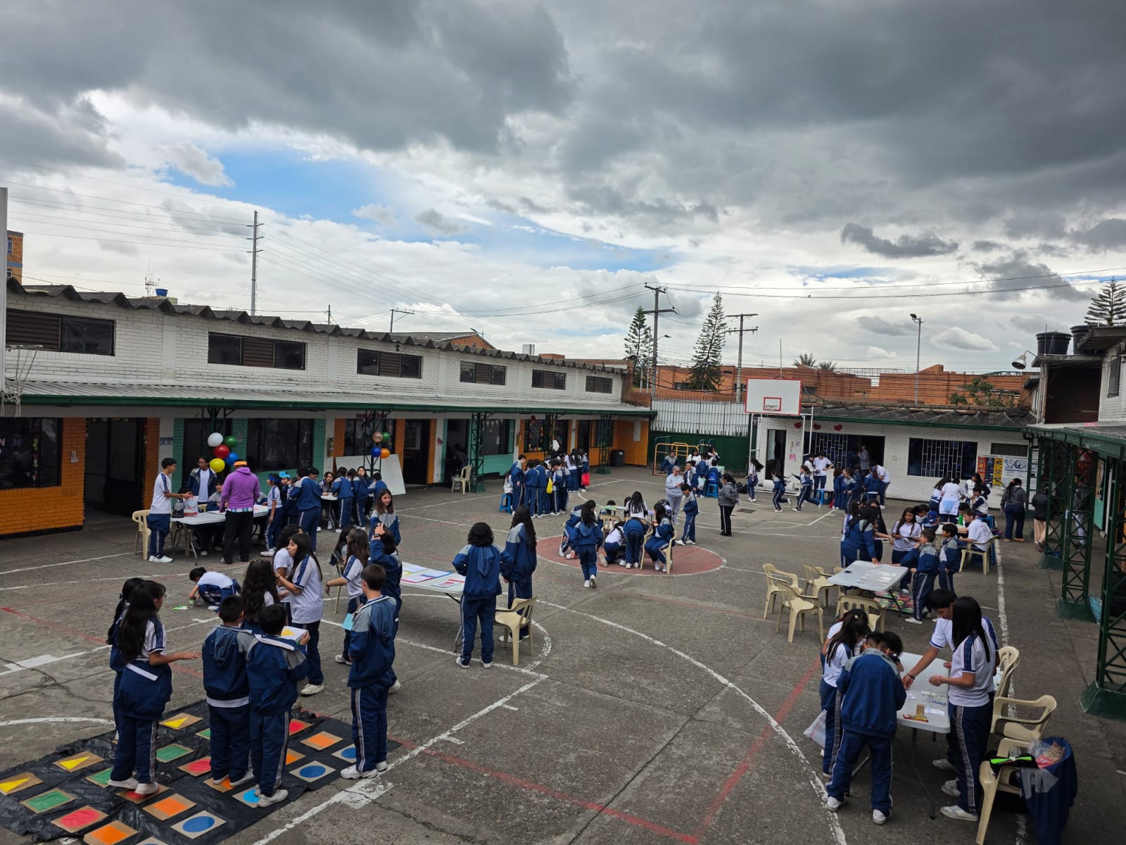patio del corazon de maria con estudiantes rotando por actvidades 