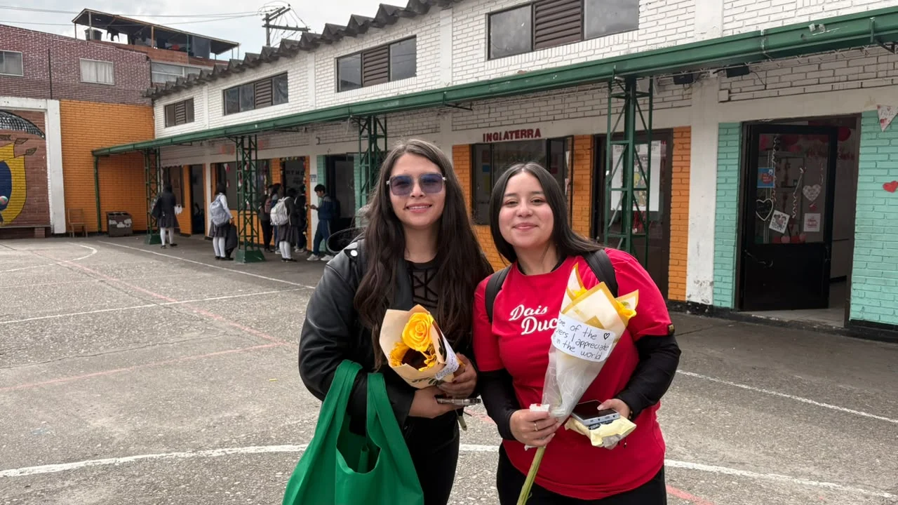 Profesoras con flores amarillas